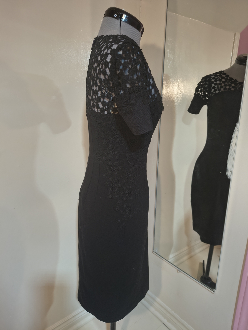 Elie Tahari Black Laced-Yoke Midi Sheath Dress - Picture 5 of 16